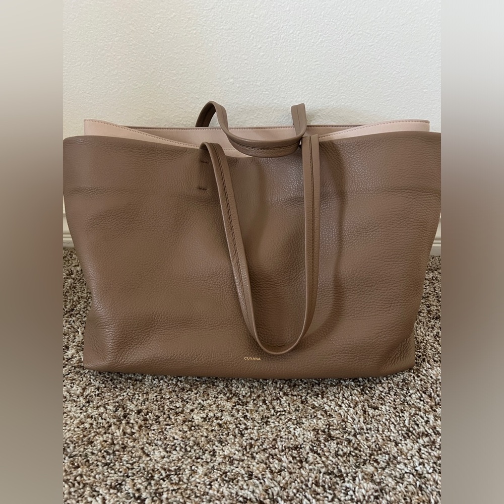 Cuyana Cappuccino easy tote with organization insert